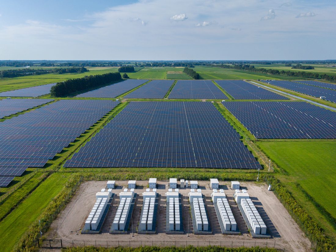 Luftaufnahme eines deutschen Solarparks mit angeschlossener Batteriespeicher-Anlage