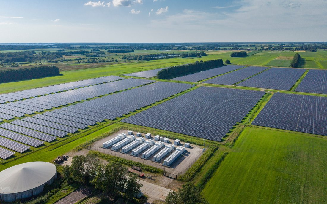 Co-Located Hybridanlage: Photovoltaik-Freiflächen kombiniert mit Batteriespeicher-Containern